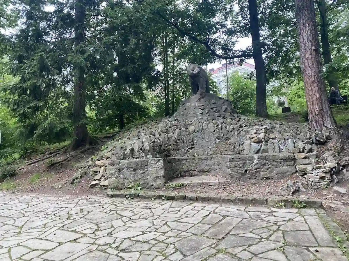 Małe oczko wodne otoczone paprociami w ogrodzie.