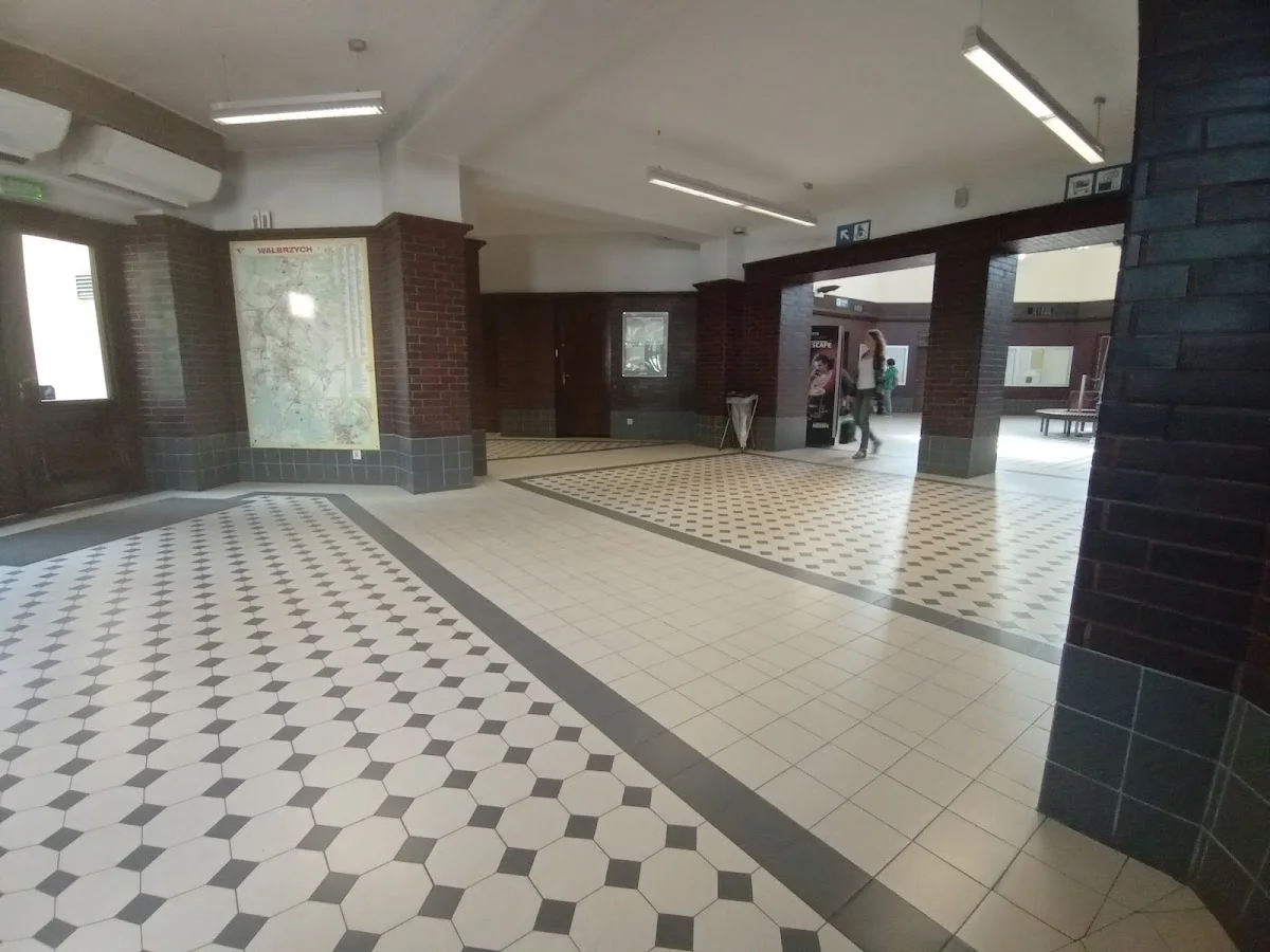 Zabytkowy pociąg na stacji w Wałbrzychu w nocnej scenerii.