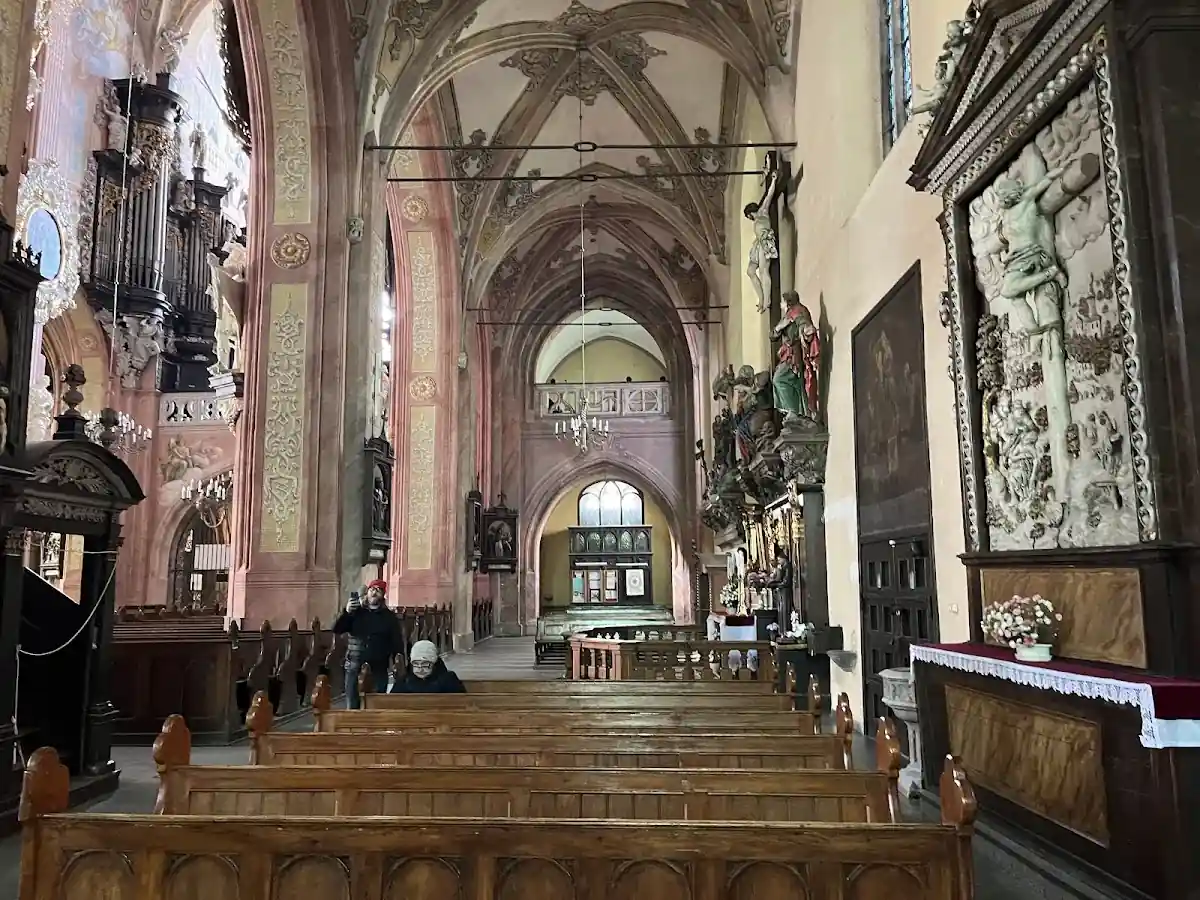 Monumentalna wieża katedry w Świdnicy widziana z perspektywy placu.