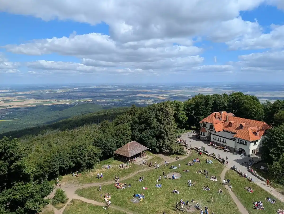 Panorama zalesionej doliny u stóp Ślęży w zimowym świetle o świcie.
