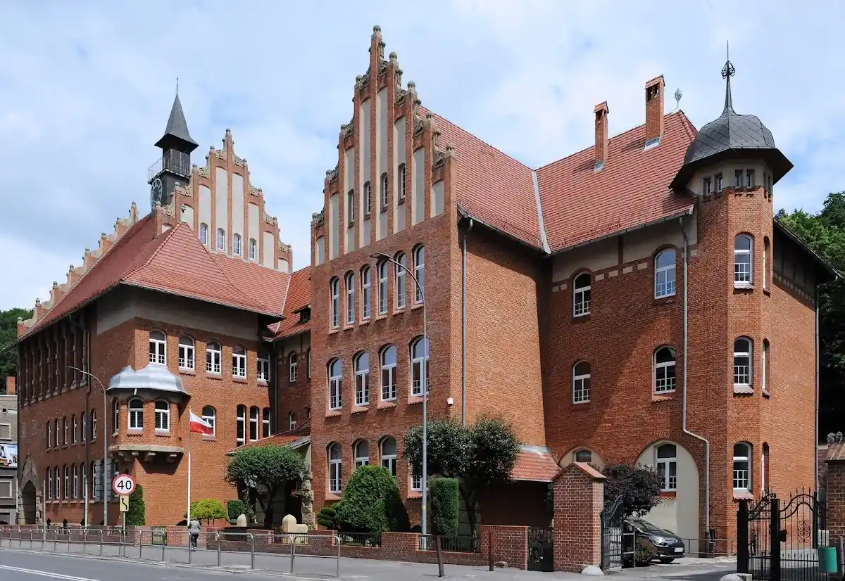 Zimowy dziedziniec II Liceum Ogólnokształcącego.