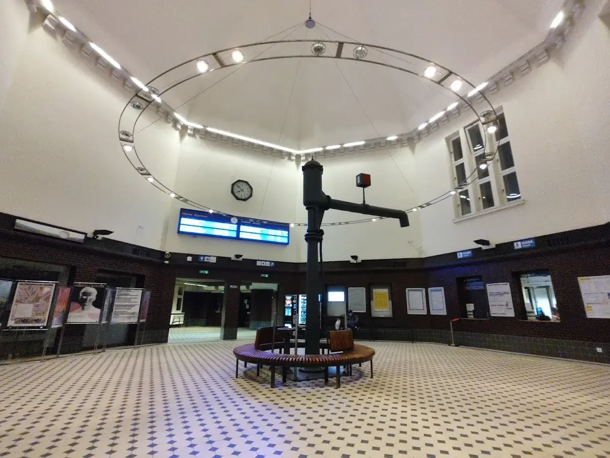 Oświetlony budynek dworca Wałbrzych Miasto.