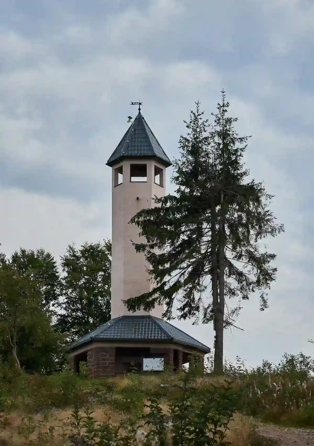Wieża widokowa na Włodzickiej Górze zbudowana z czerwonego piaskowca w zimowej aurze.