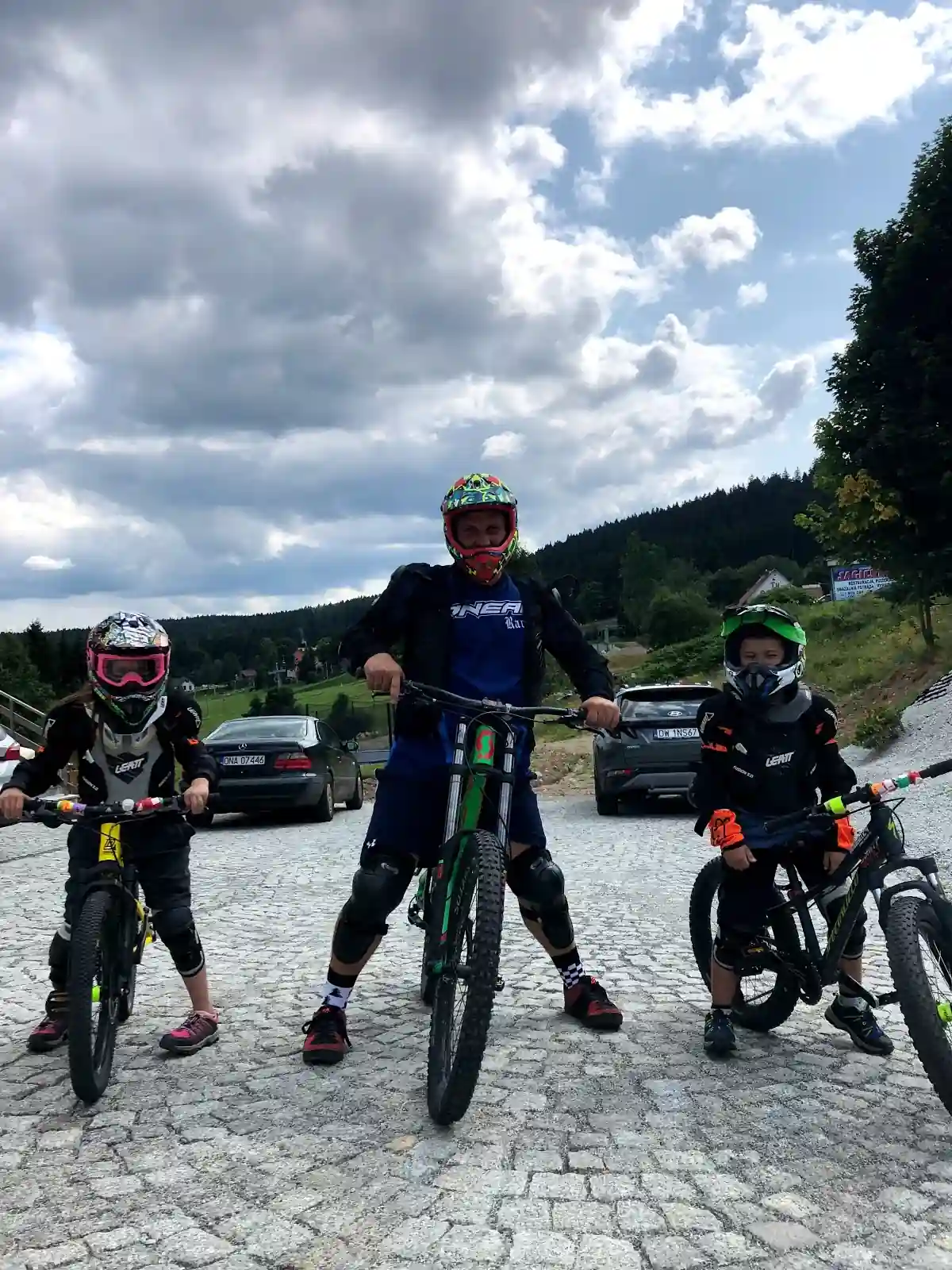 Skałka z zewnątrz.