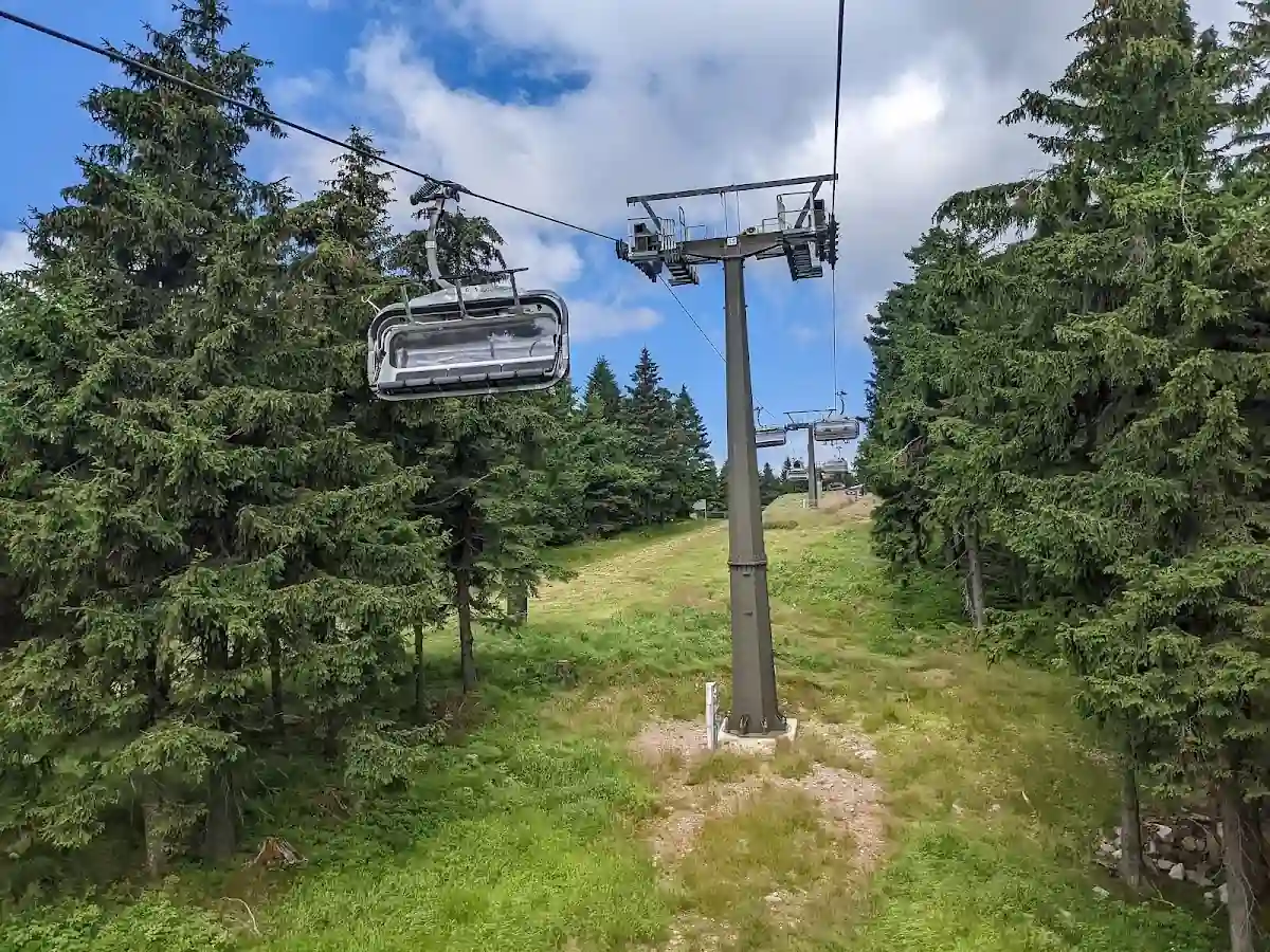 Narciarze odpoczywający przy jednej z tras w Ski center Říčky.