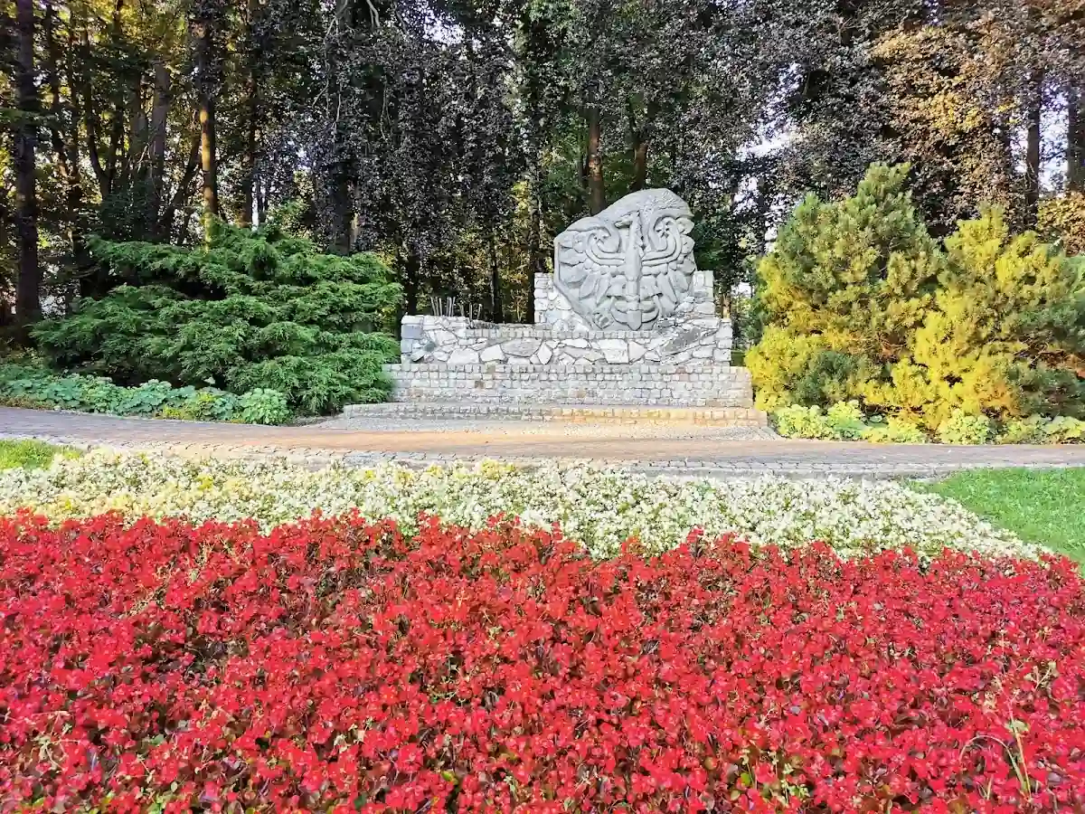 Pomnik w zimowej szacie.