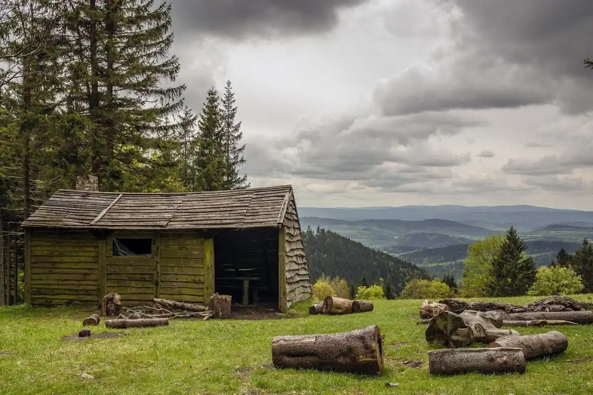 Widok panoramiczny na ośnieżone szczyty Sudetów z Polany Jugowskiej.