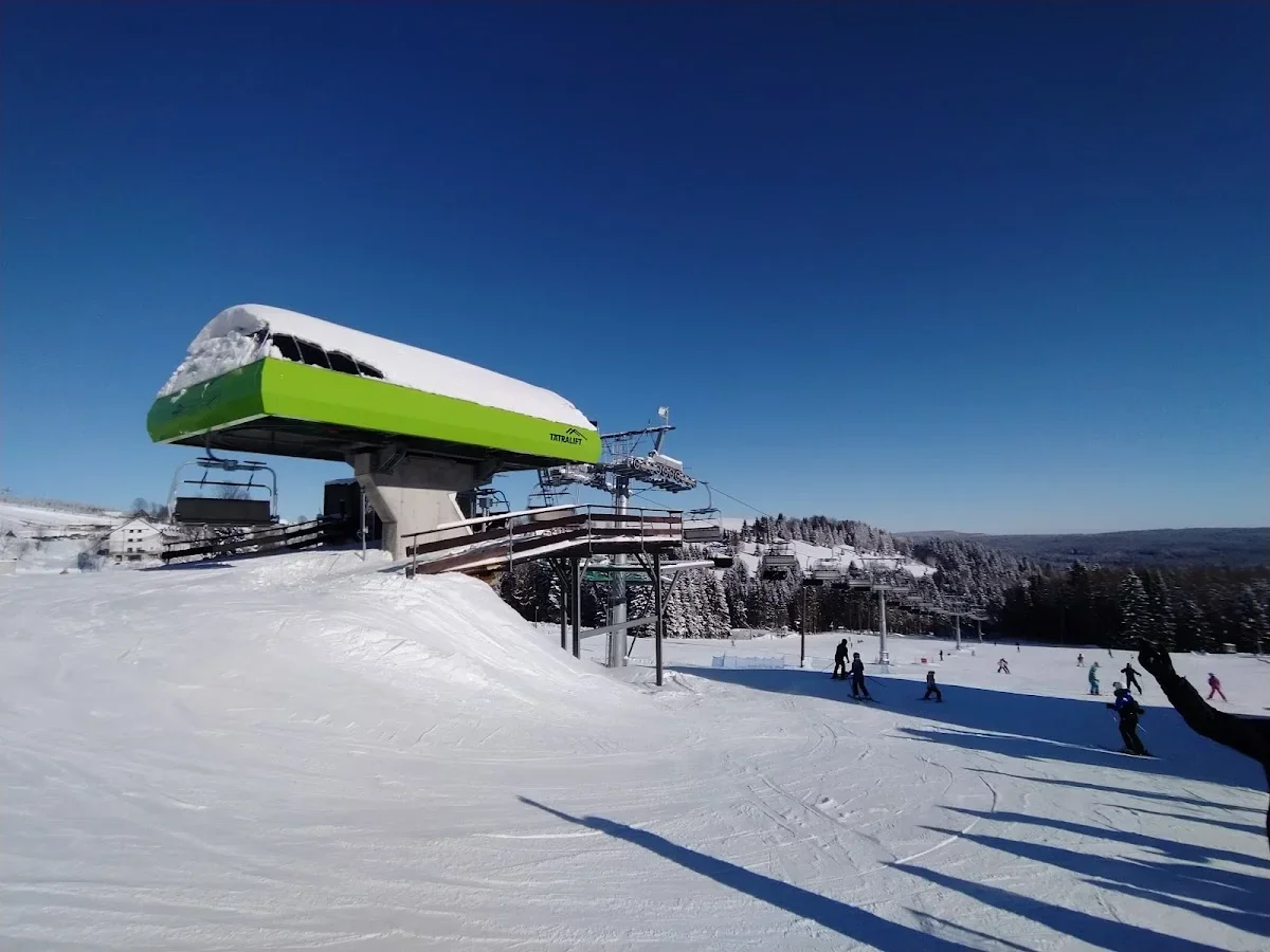 Zimowy widok na okoliczne stoki.