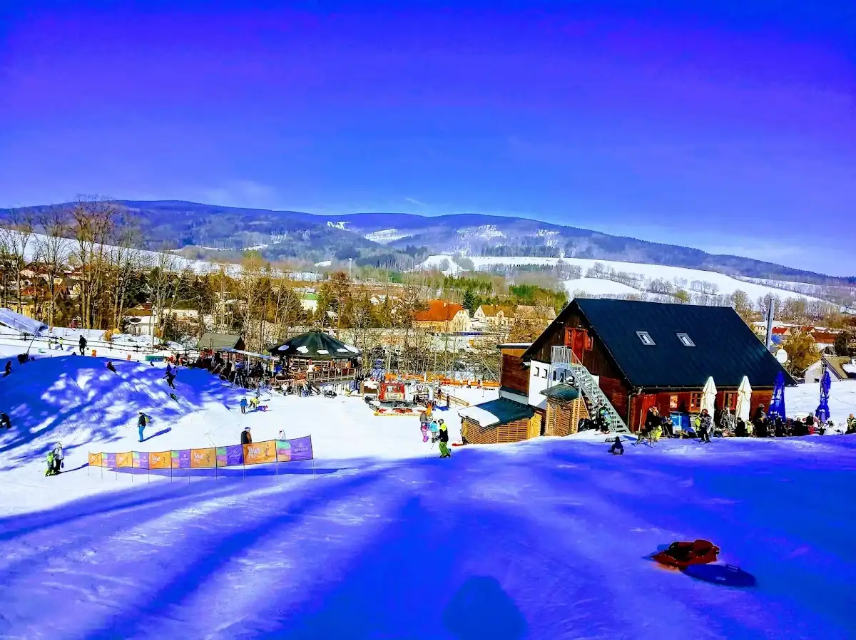 Panorama miejscowości Mladé Buky rozświetlonej wieczornymi światłami kurortu.