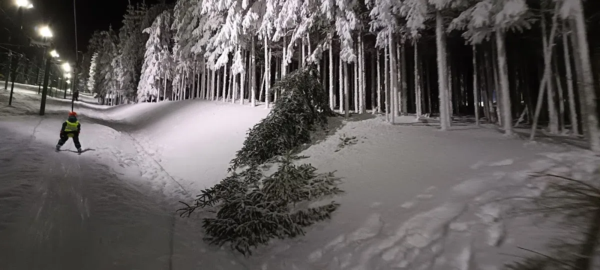 Zimowy widok na dolinę w Pisarzowicach z słońcem.