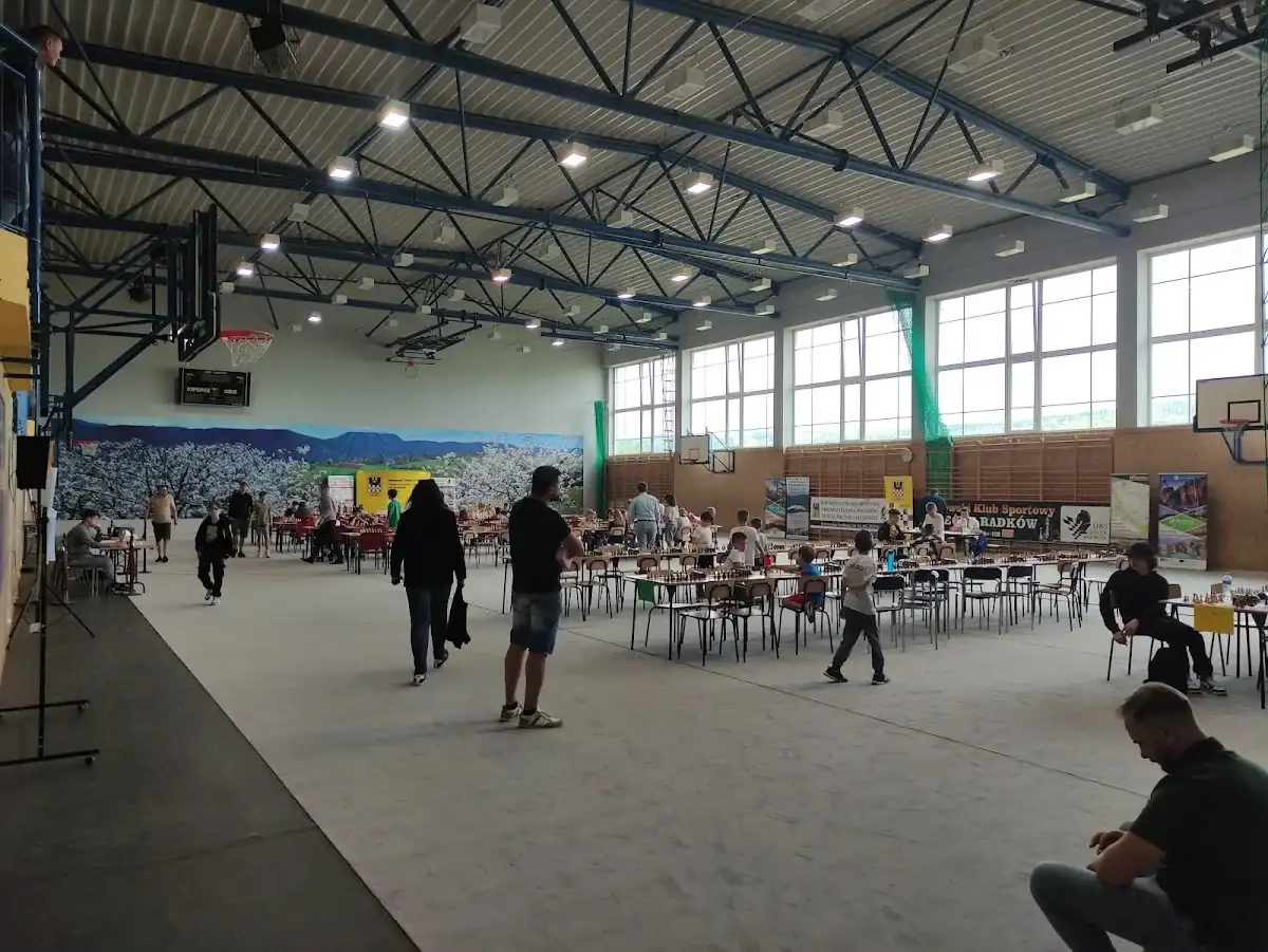 Pusta hala sportowa.