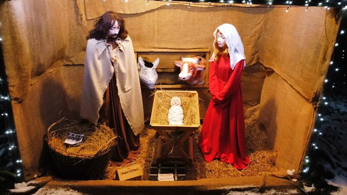 Pięknie oświetlona szopka z figurami w Jaroměřu.
