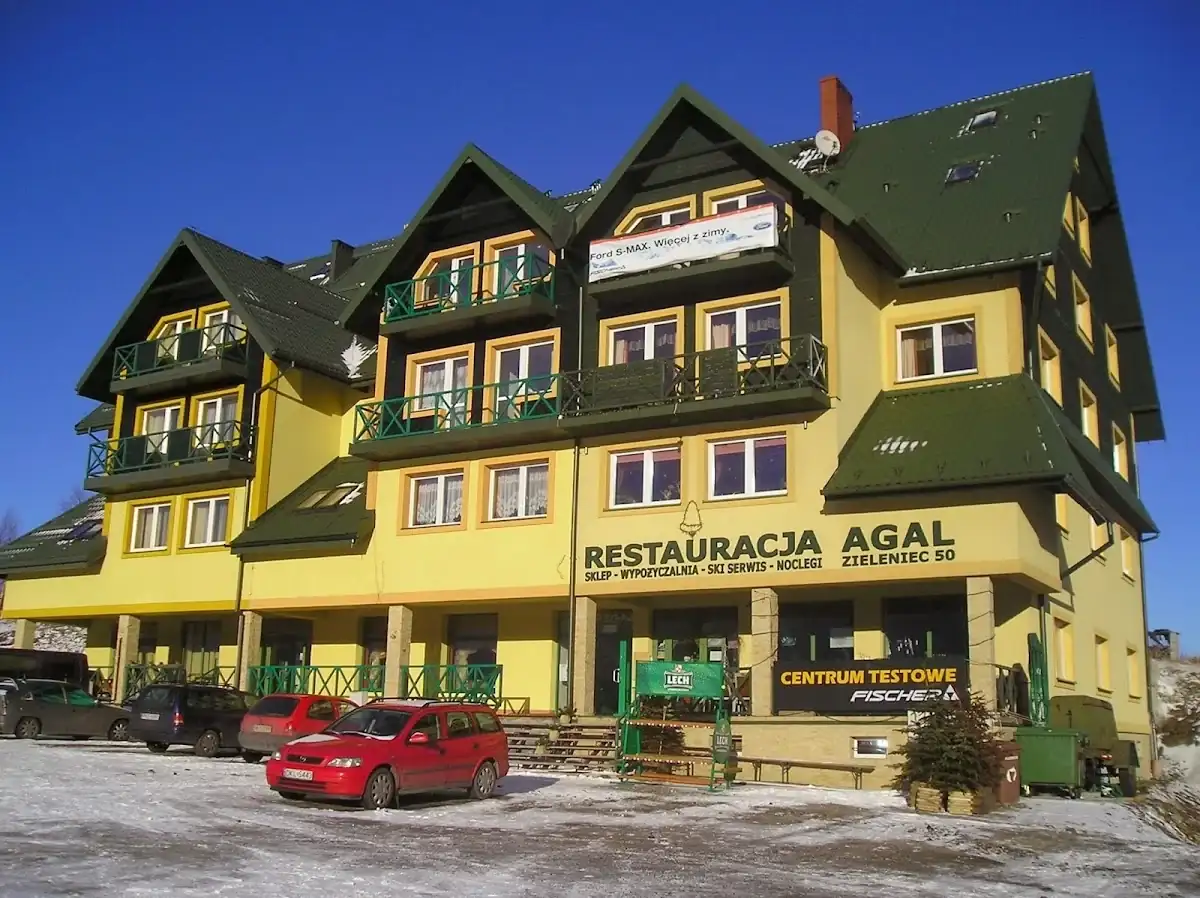 Nowoczesna, nasycona jasnością łazienka w Ośrodku Agal.