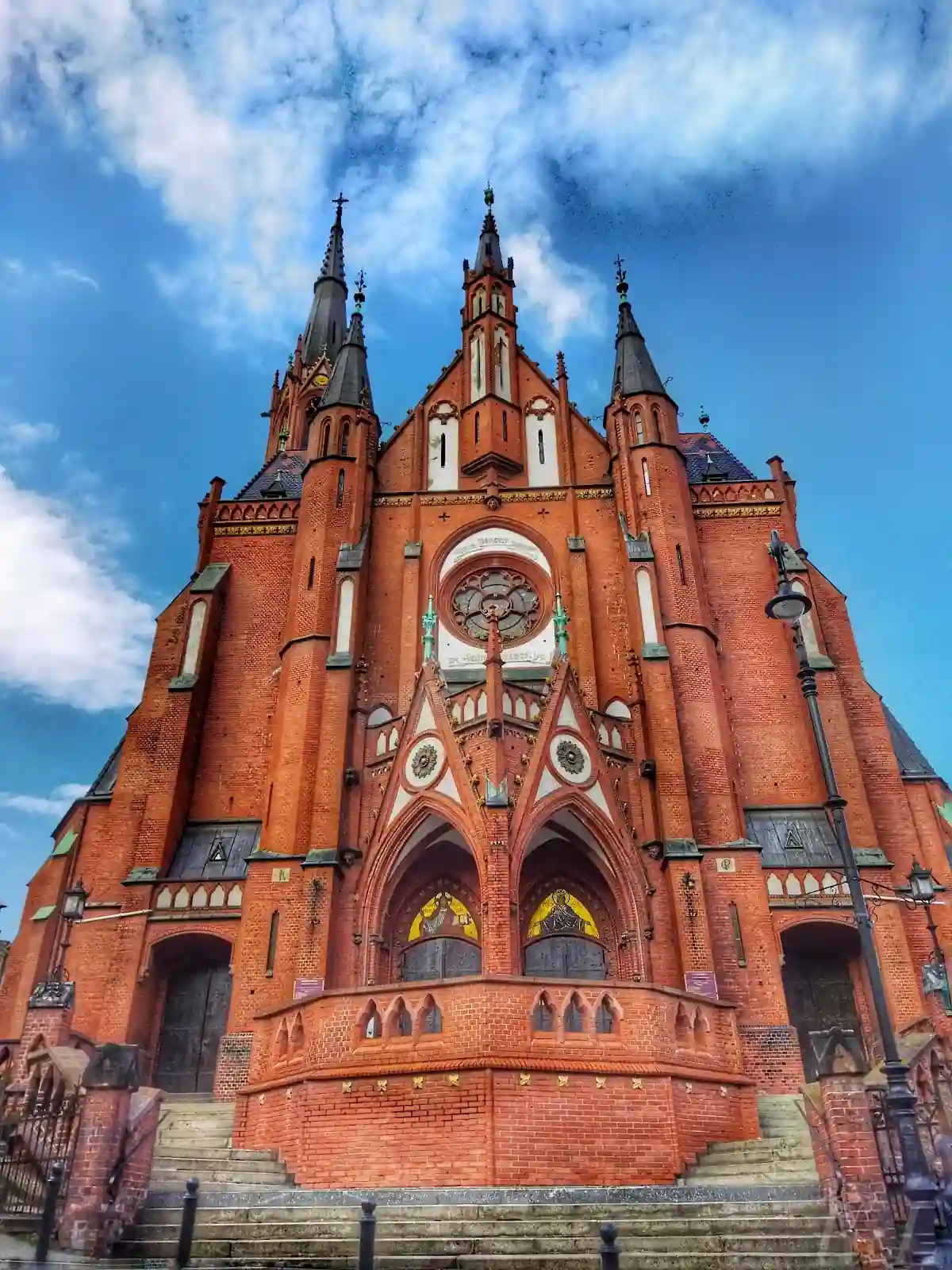 Wnętrze nawy głównej Kolegiaty Aniołów Stróżów w Wałbrzychu.