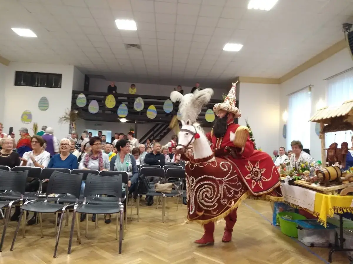 Recytacja wiersza na scenie o słońcu pod niebem.