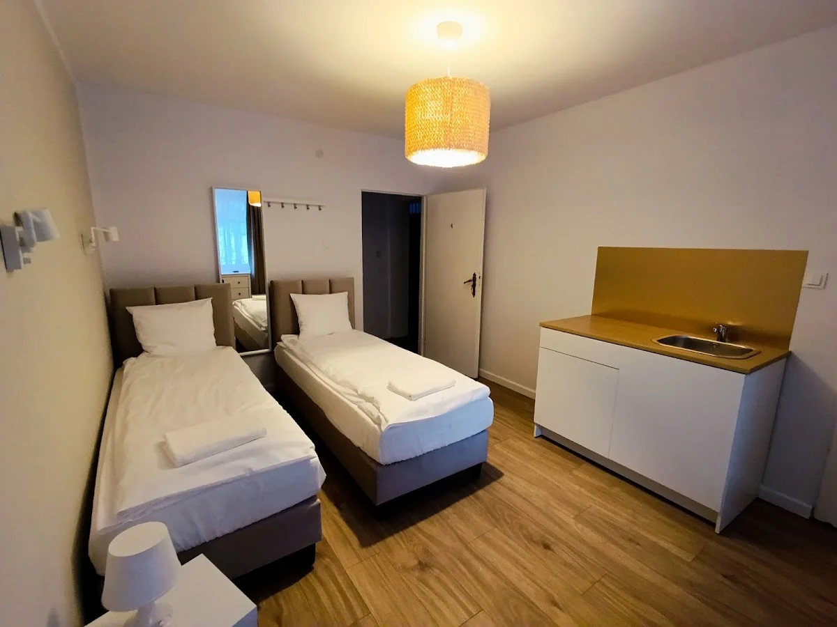 Pokój w Pensjonacie Sokolec budzący się do życia o świcie.