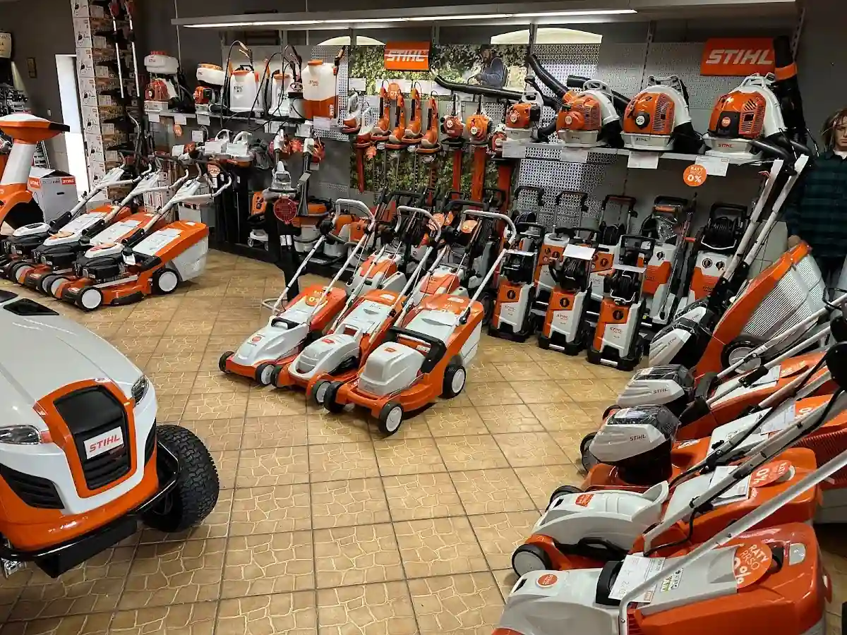 Wnętrze sklepu ze sprzętem.