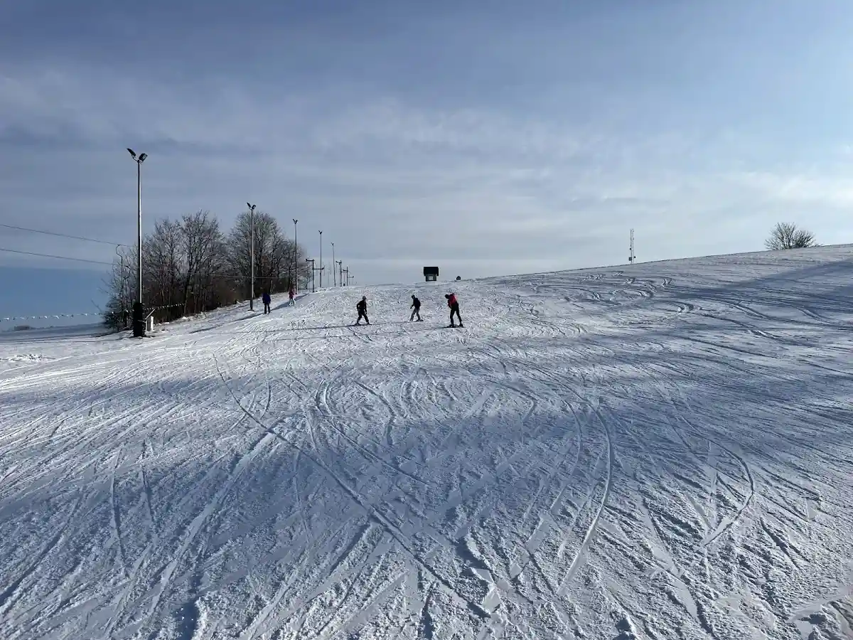 Wieczorne oświetlenie wyciągu narciarskiego w Przygórzu z widokiem na stok.
