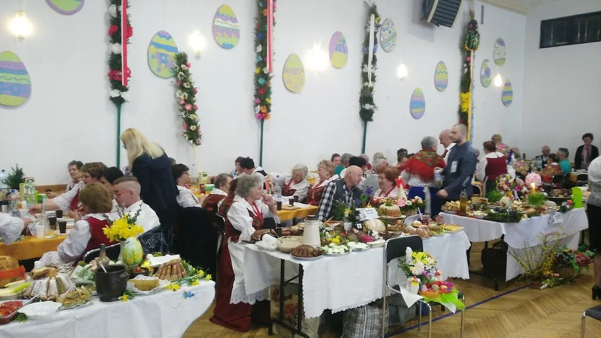 Spotkanie autorskie lub wykład o wysokim standardzie pod słońcem.