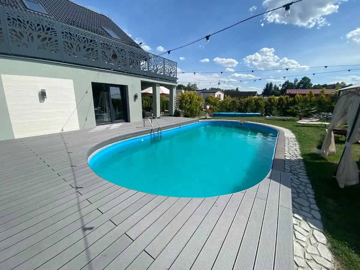 Wieczorna iluminacja basenu.