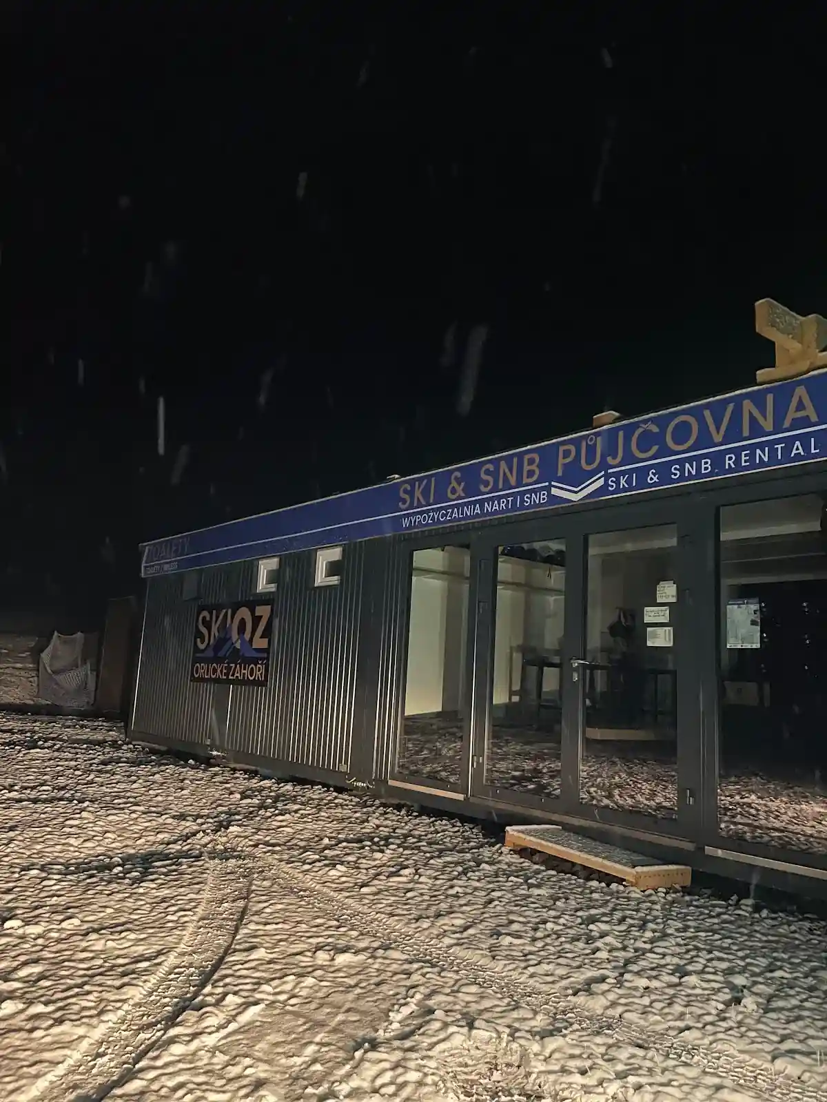 Kasy biletowe i dolna stacja nowoczesnego wyciągu kanapowego w SKIOZ.