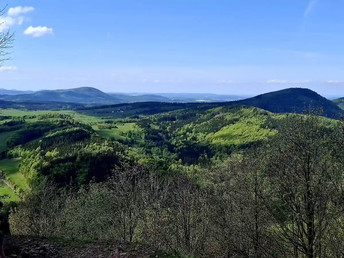 Zimowa panorama z wieży widokowej w Górach Wałbrzyskich.