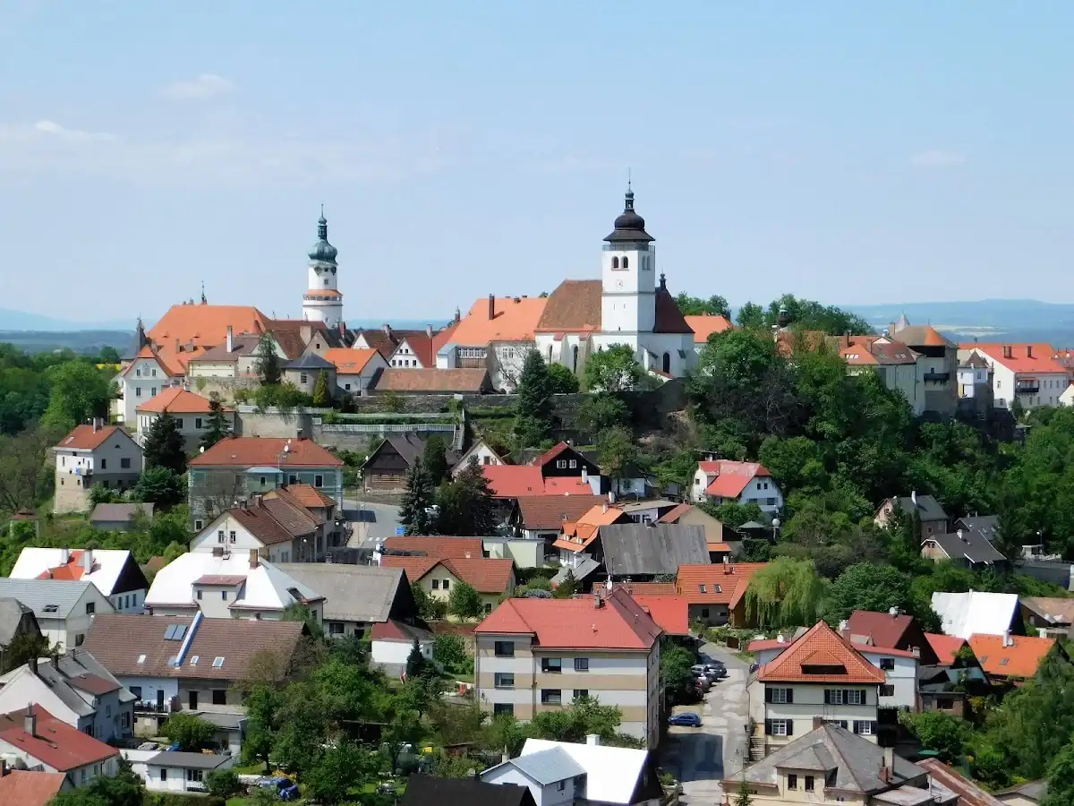 Budynek o słońcu o tradycyjnym wystroju pod słońcem pod dębem.