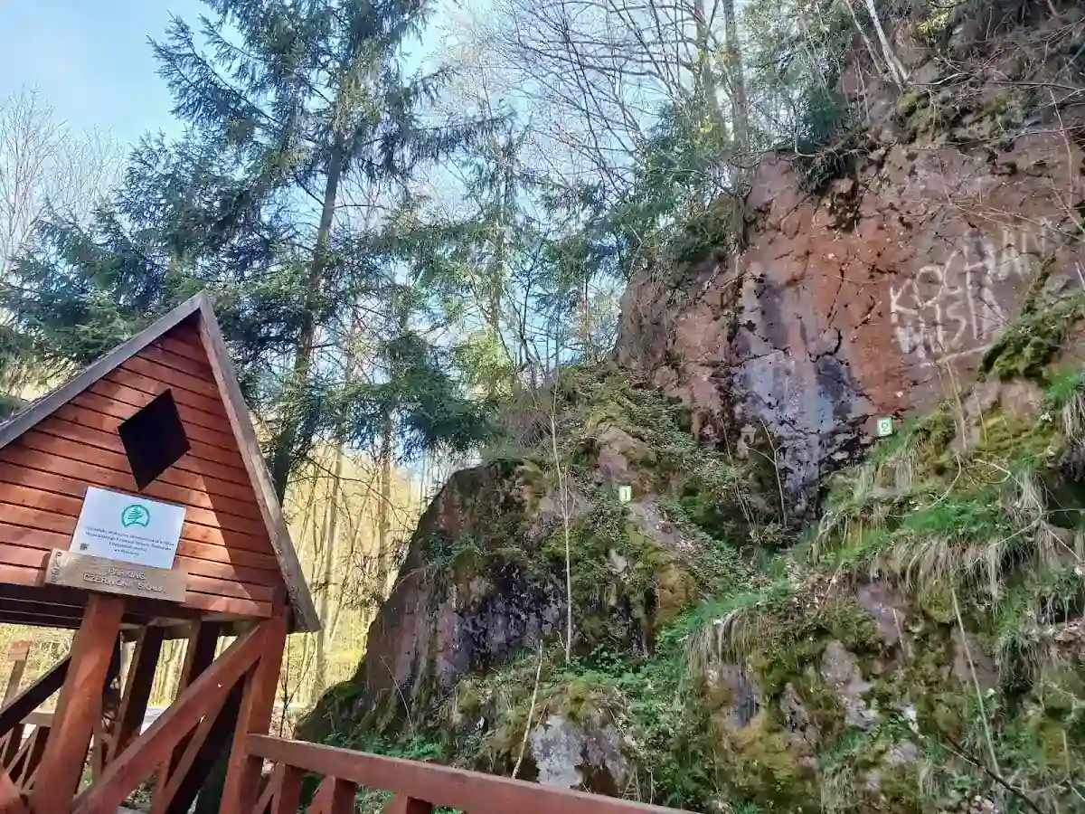 Drewniana wiata turystyczna przy Czerwonych Skałach zimą.