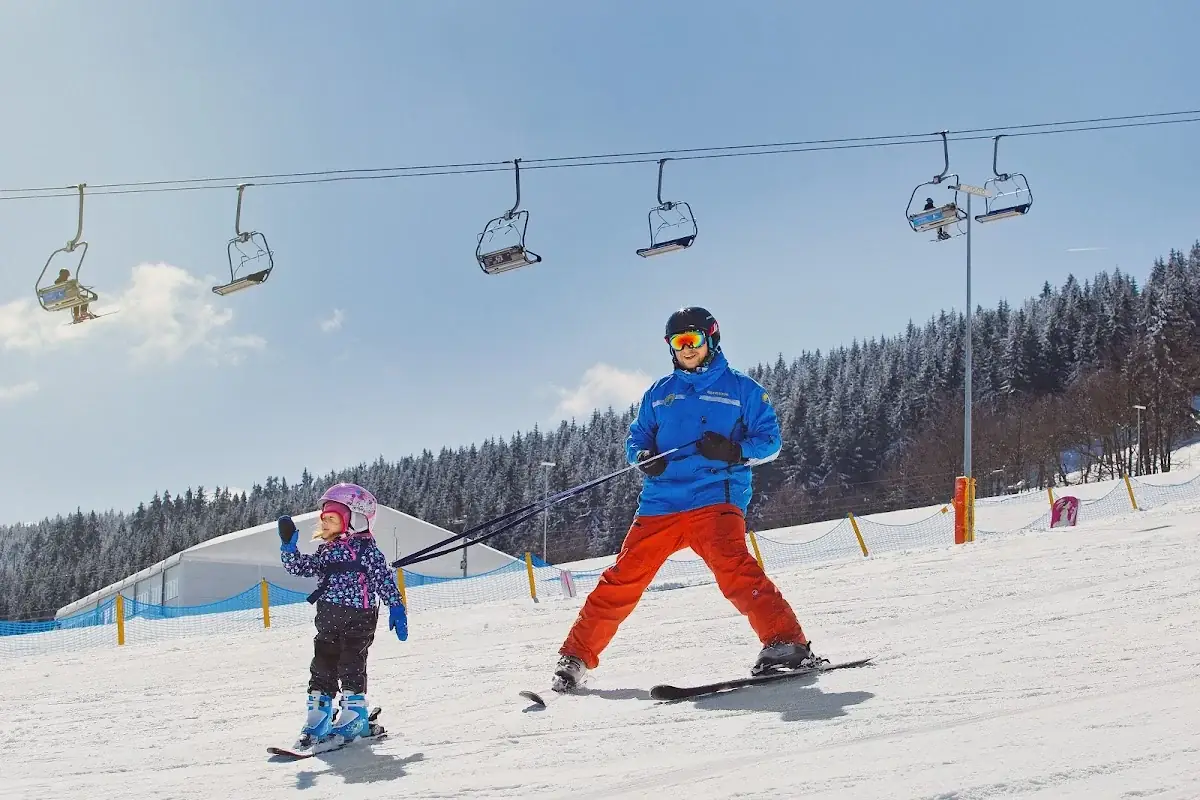 Nowoczesny sprzęt narciarski przygotowany dla gości w wypożyczalni Bartuś.