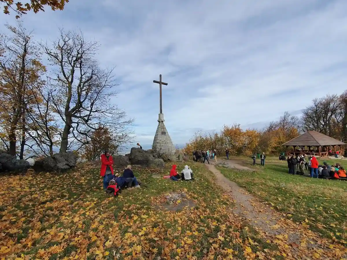 Wieża widokowa na Ślęży zimą, otulona śnieżną poświatą.
