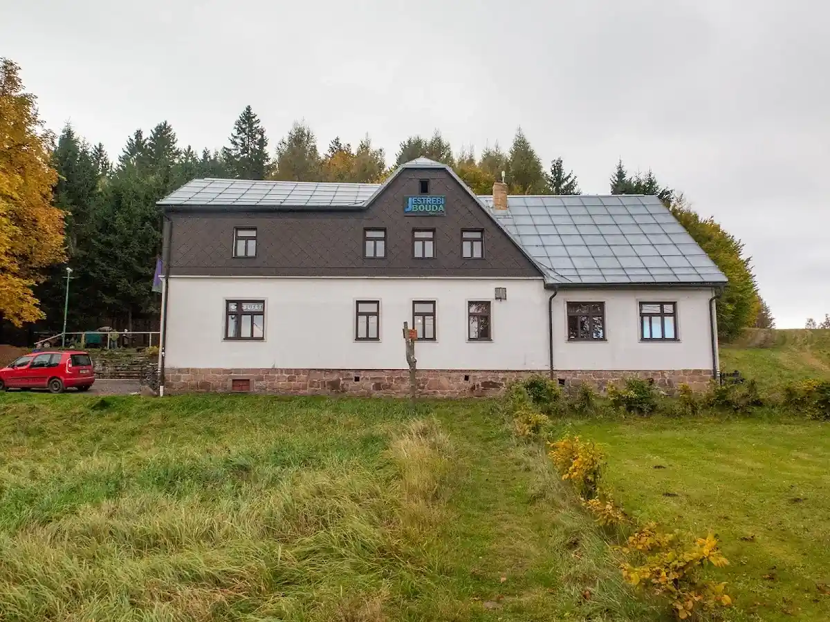 Zimowy widok na schronisko.