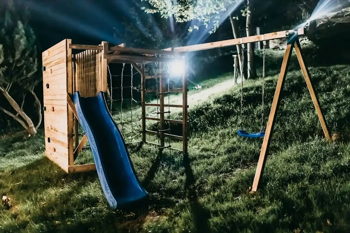 Plac zabaw dla dzieci z licznymi instalacjami.