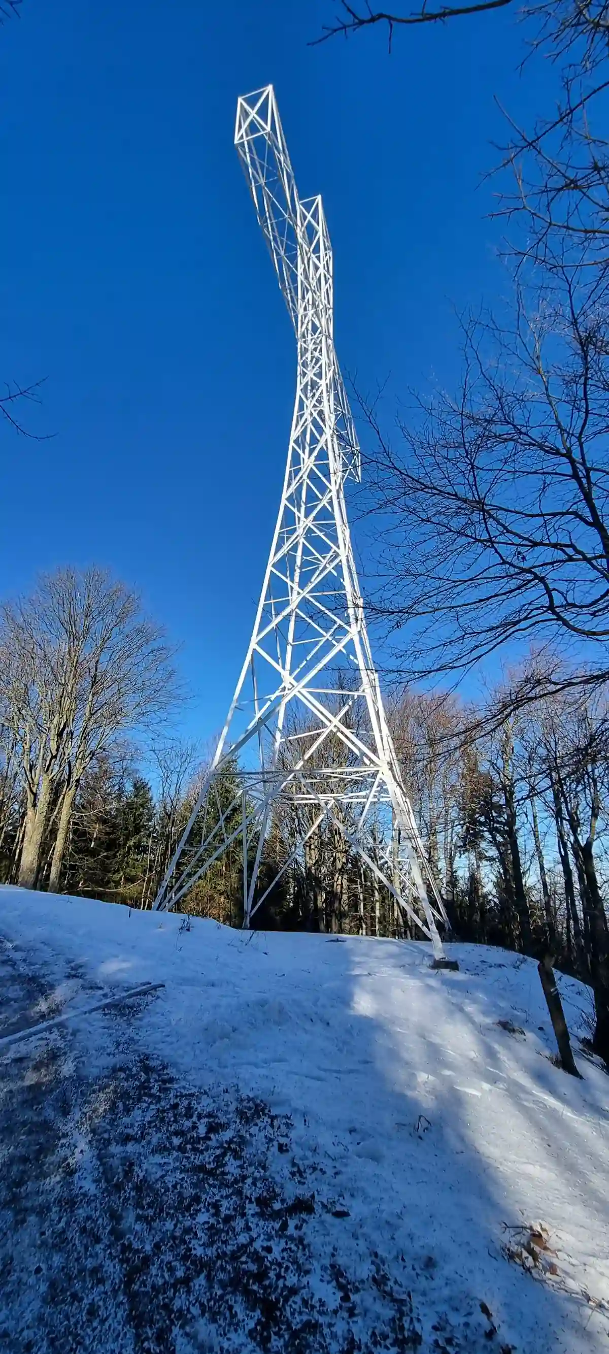 Panoramiczny widok na polskie góry z trawą.