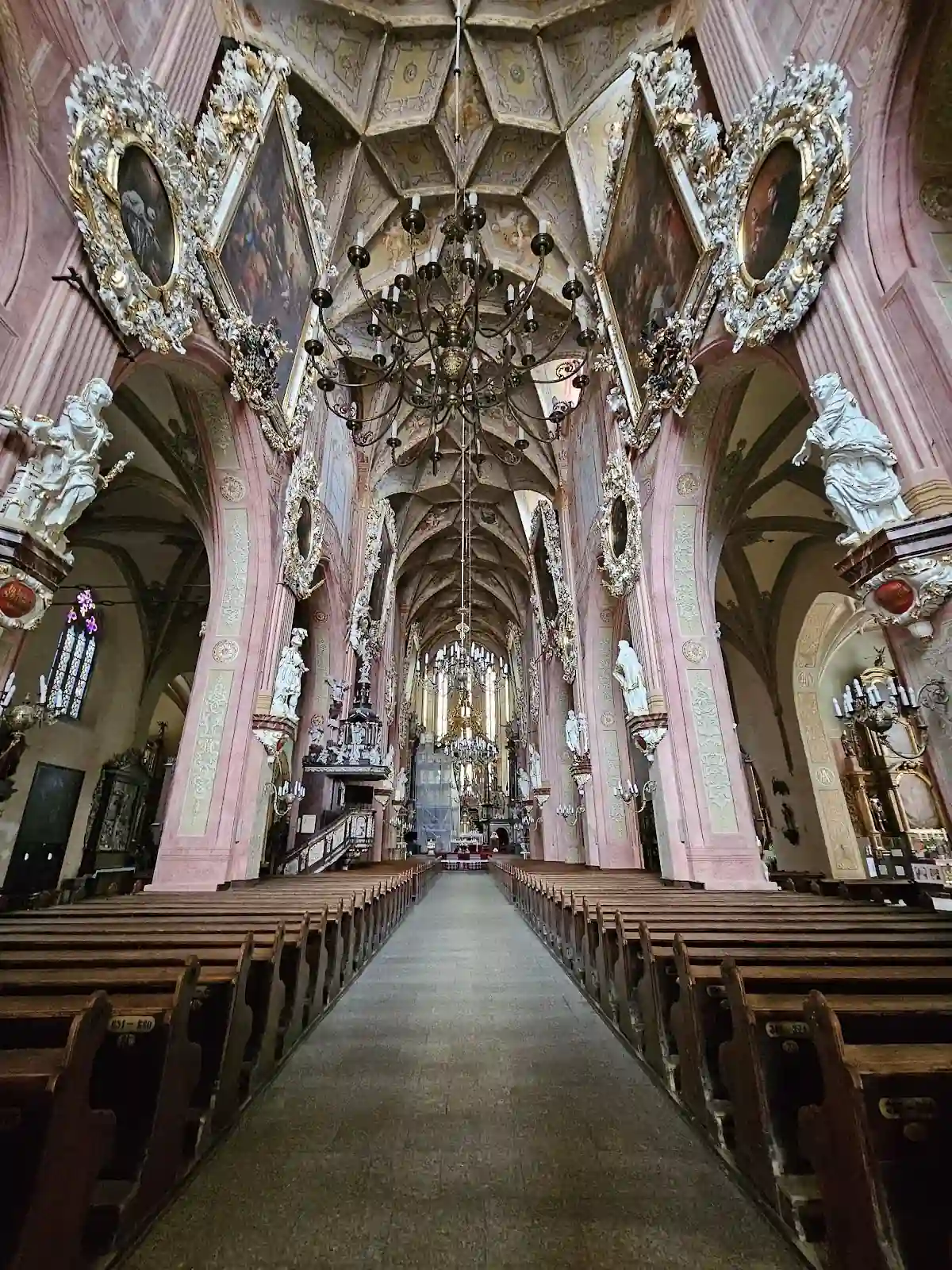 Nastrojowo oświetlone wnętrze nawy głównej świdnickiej katedry.