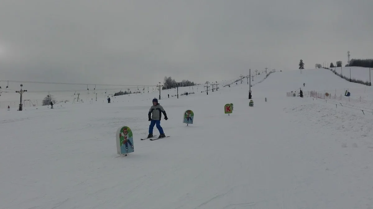 Zatłoczony, radosny stok narciarski w Rzeczce podczas ferii zimowych.