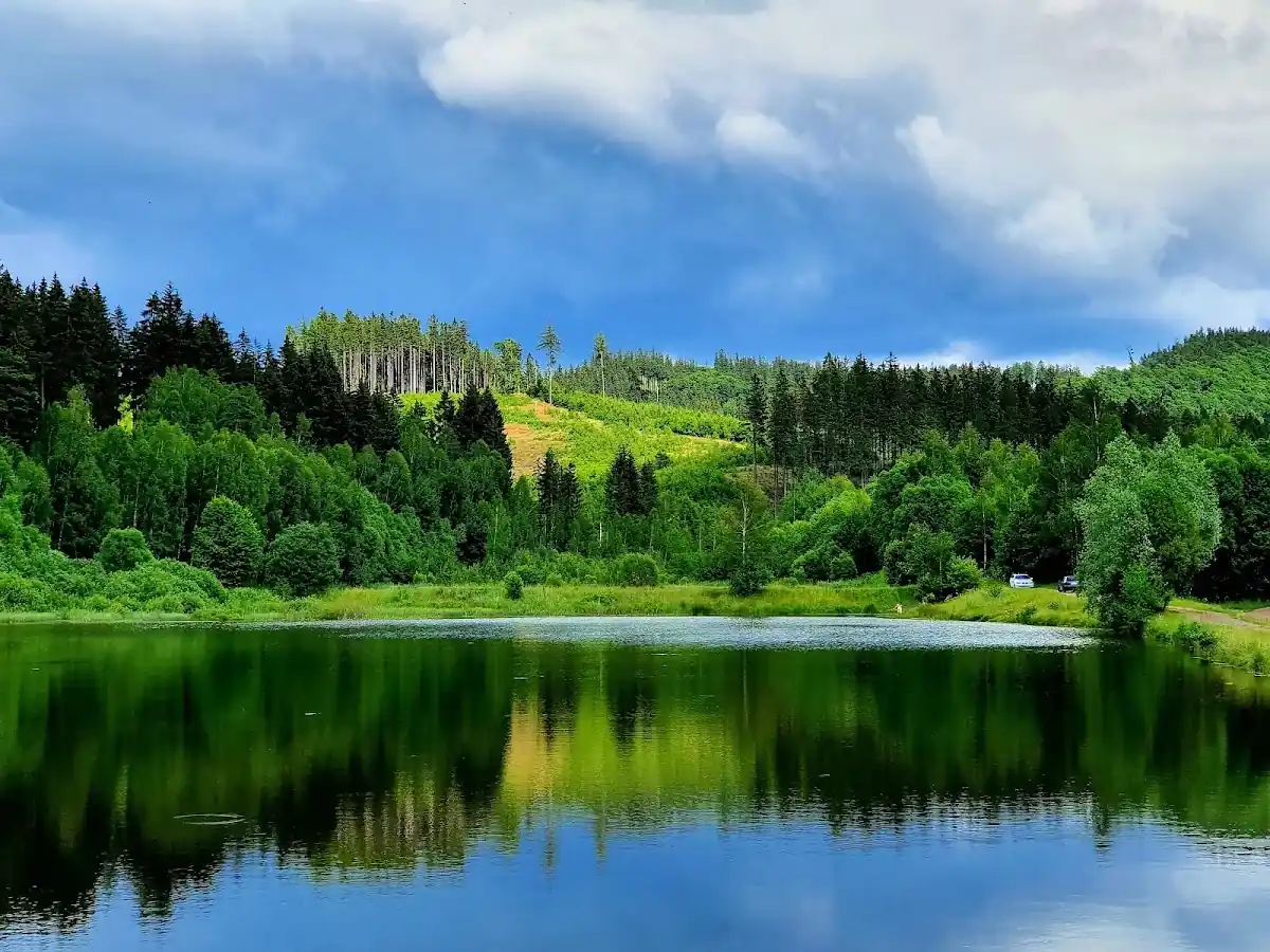  słońce nad panoramą Gór Kamiennych widzianą z Dzikowca.
