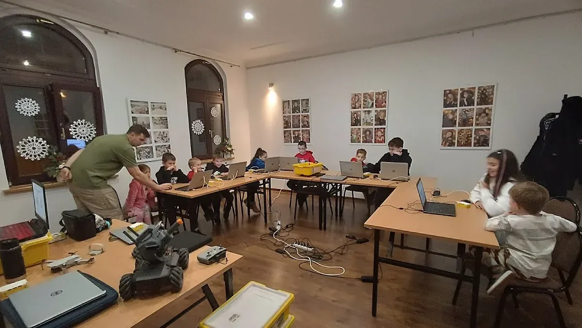 Zimowa uliczka z kamienicami o świcie pod niebem o świcie.