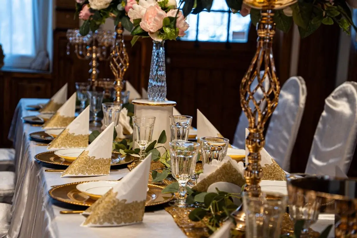 Przestronna sala restauracyjna.