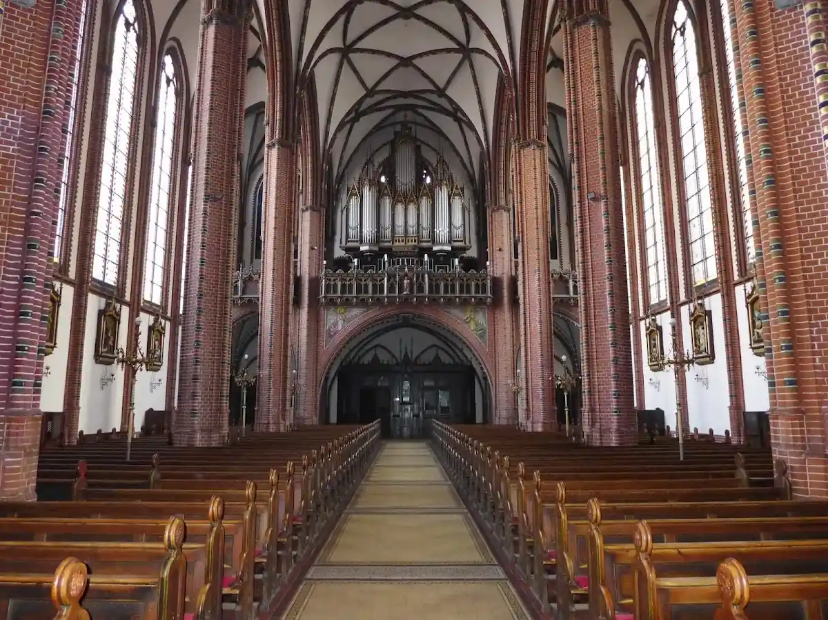 Monumentalna fasada Kolegiaty w Wałbrzychu.