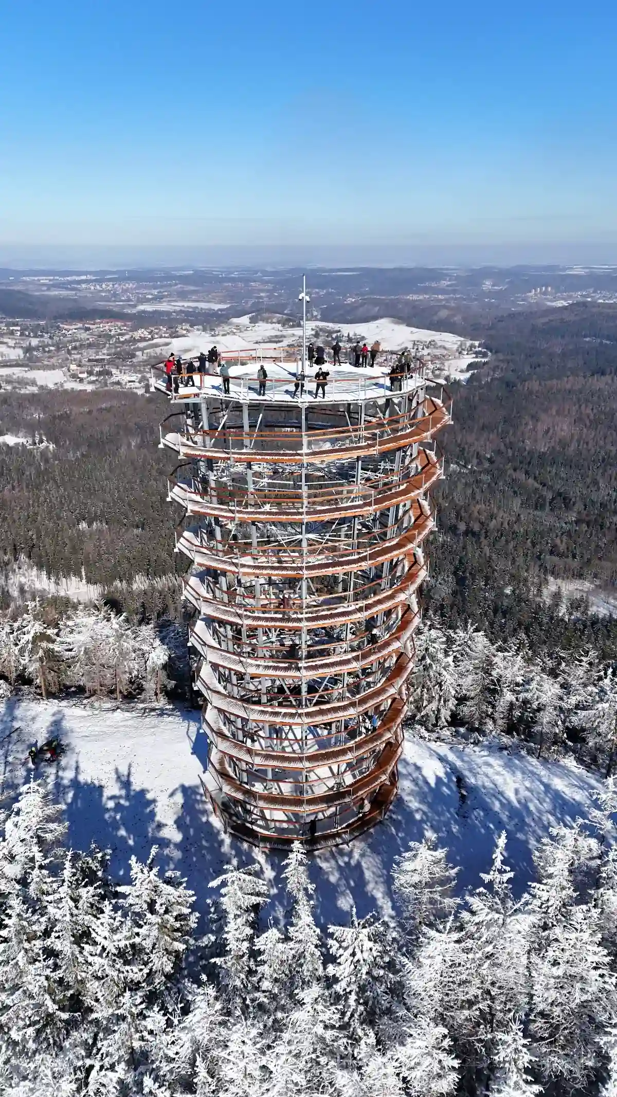 Zimowa panorama Sudetów Wałbrzyskich pod niebiem.