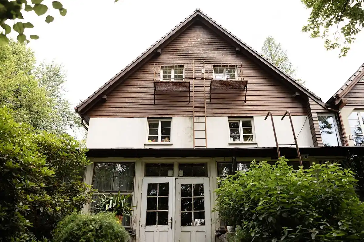 Dworek Mieszko i Jagienka w blasku zimowego słońca.