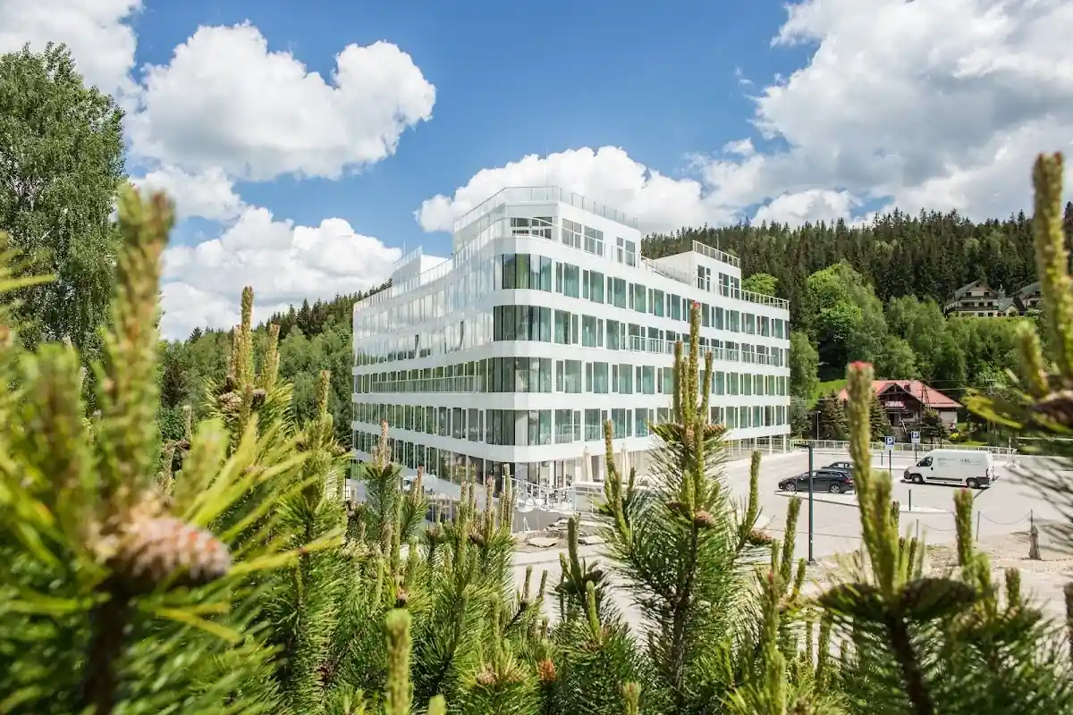 Zimowy widok z tarasu apartamentu na ośnieżone stoki Czarnej Góry.