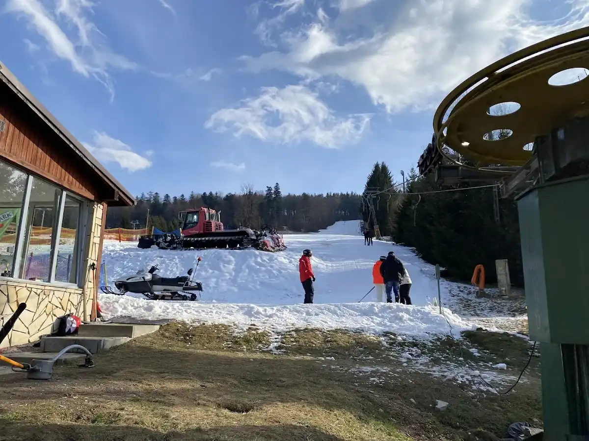Szeroka i doskonale przygotowana trasa narciarska w Lądku-Zdroju.