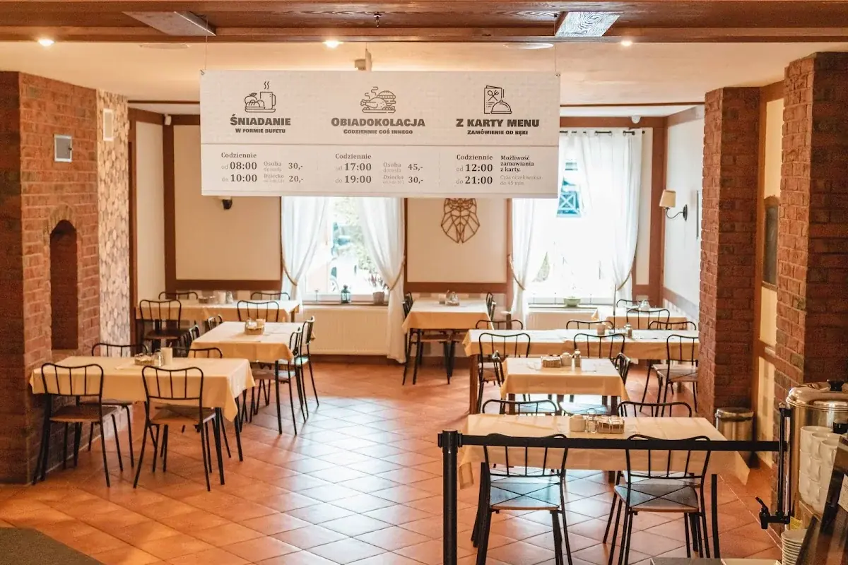 Elegancka sala restauracyjna w Granadzie przygotowana na wieczorny posiłek.