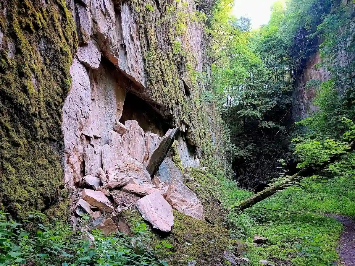 Widok na góry o zachodzie słońca pod niebem o świcie pod słońcem.