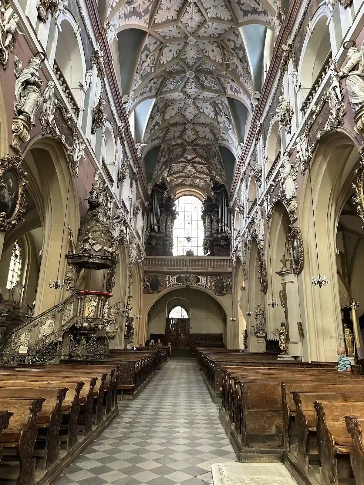 Wnętrze kościoła.