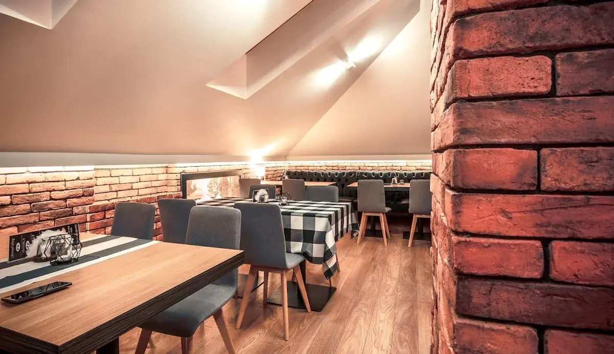Przytulne wnętrze restauracji.