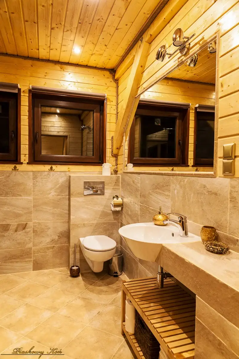 Nastrojowe wnętrze domku z mnóstwem tradycyjnych ozdób.