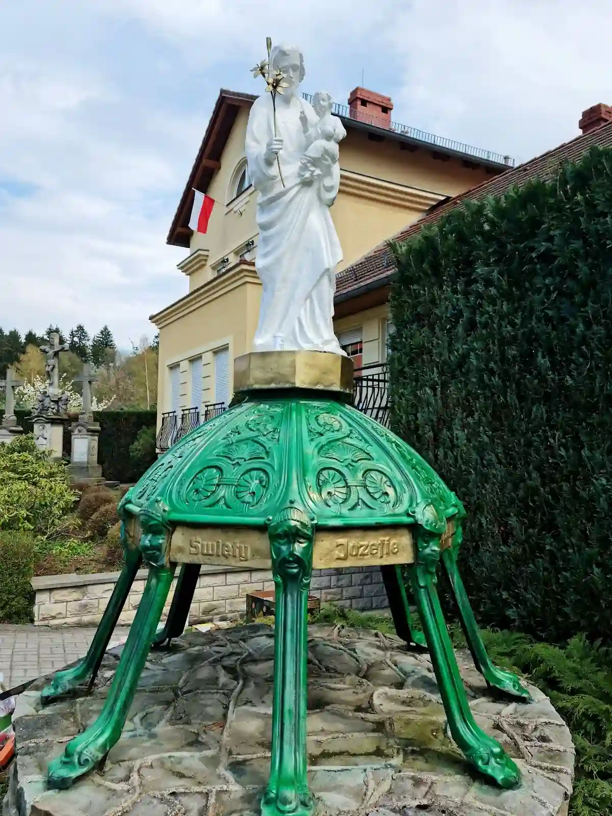 Kościół Miłosierdzia Bożego w Kudowie-Zdroju o zachodzie słońca.