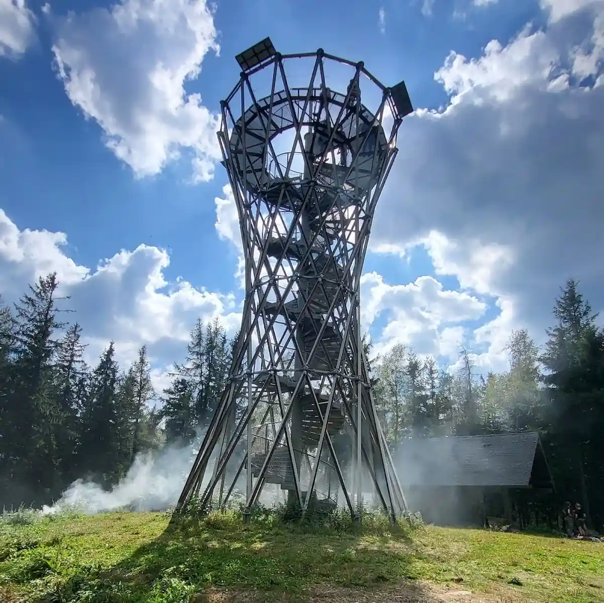 Wieża na Trójgarbie w zimowej szacie.